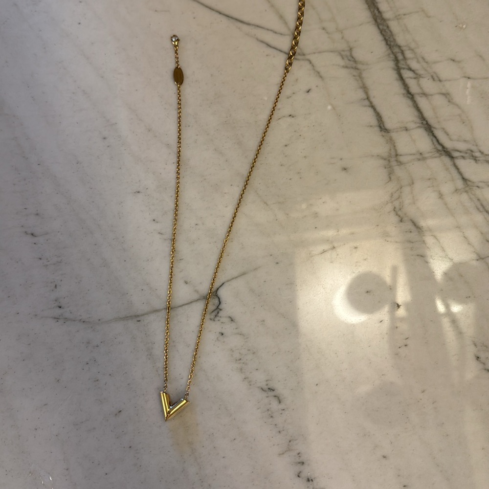 Louis Vuitton essential V necklace in gold